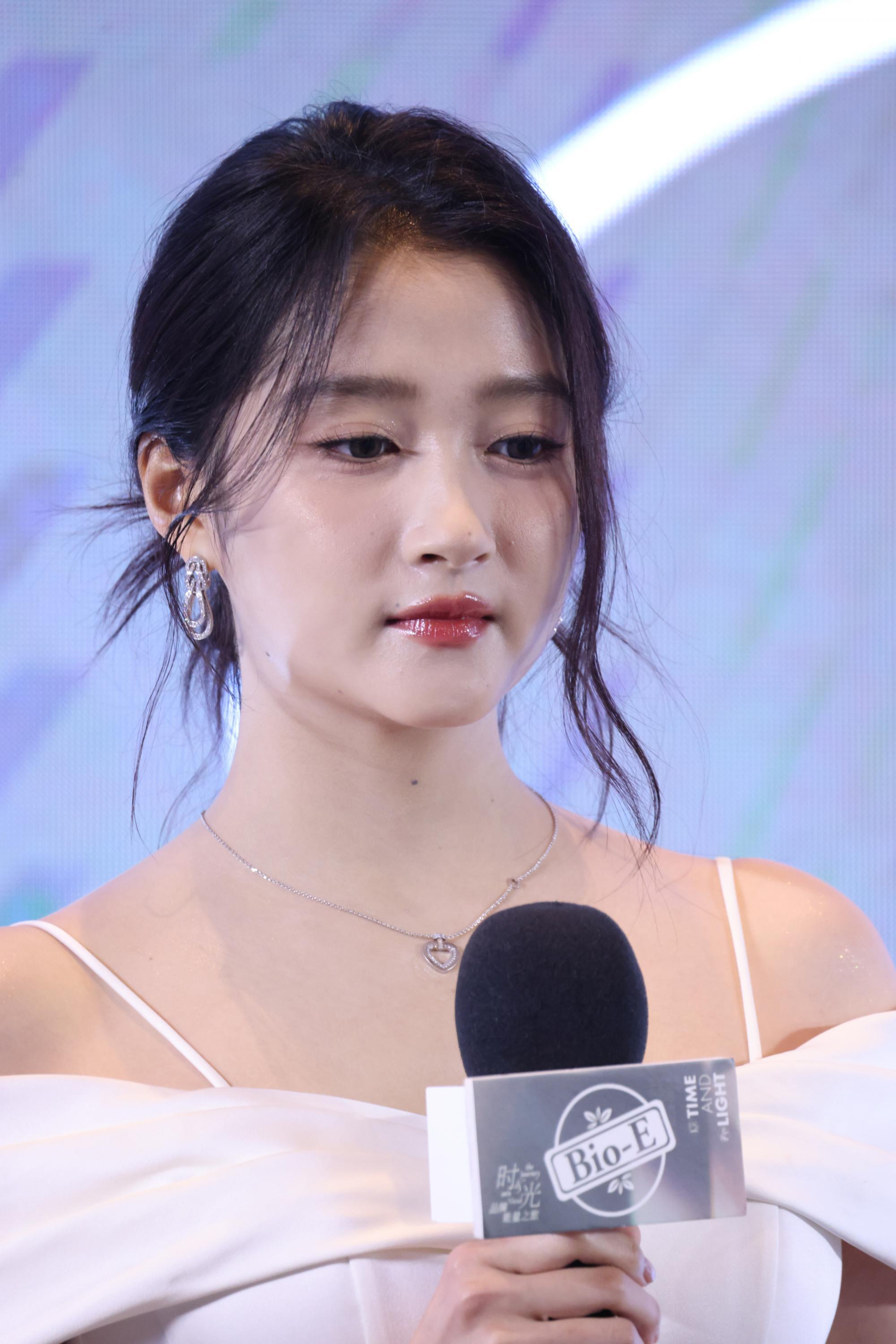 关晓彤现场头部正面生图照[7]